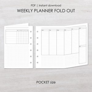 以下が含まれることがあります： 白のポケットサイズの週間プランナー折りたたみ式で、グリッドと線がレイアウトされています。プランナーには、週の各曜日のセクション、習慣トラッカー、およびテキスト「WEEKLY PLANNER FOLD OUT」と「POCKET size」が含まれています。