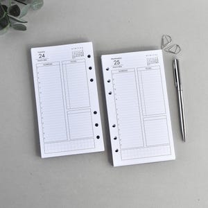 Peut inclure: Deux pages de recharge d'agenda blanches avec de l'encre noire, comprenant un emploi du temps quotidien, une liste de tâches et une section quadrillée. La page de gauche est datée du mardi 24 mars 2026 et celle de droite du mercredi 25 mars 2026. Un stylo en métal argenté et deux trombones argentés sont inclus.