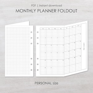 Puede incluir: Un desplegable de planificador mensual blanco con un diseño de cuadrícula para uso personal. El planificador incluye un calendario para marzo de 2006 y una página de cuadrícula. El texto incluye "PDF | Descarga instantánea" y "PERSONAL size."
