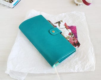 Funda Hobonichi Weeks: Funda de piel vegana morada, funda para agenda HoBo y cuaderno con cierre a presión.