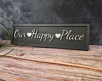 3D Holzschild: Our Happy Place mit silberfarbener Beschriftung und schwarzem Finish