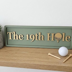 Letrero de golf del hoyo 19: arte minimalista de pared en verde oliva y dorado, decoración para bar o casa.