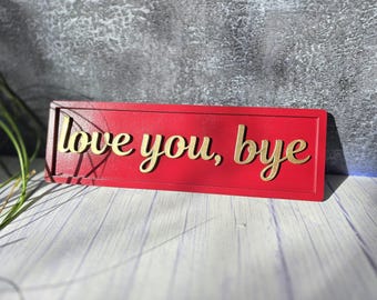 Love You Bye Schild aus Holz: Rustikales Wanddekor in Rot und Gold