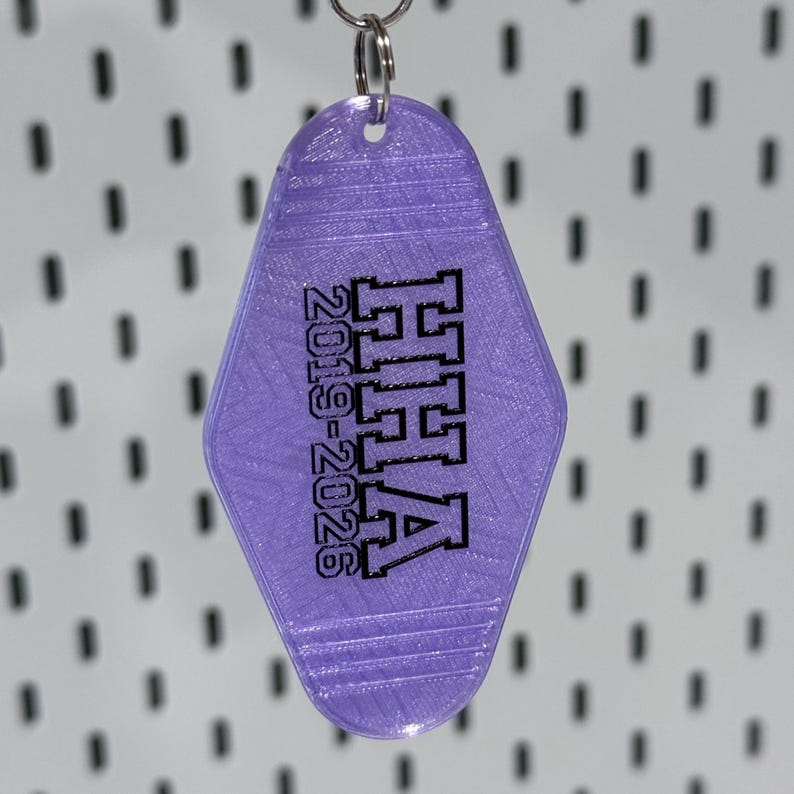 Retro Motel Keychain - Personalized 3D Printed Key Tag with UV Print Options - Custom Colors and Bulk Packs - 30+ Color Options imagen 17