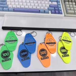 Retro Motel Keychain - Personalized 3D Printed Key Tag with UV Print Options - Custom Colors and Bulk Packs - 30+ Color Options imagen 10