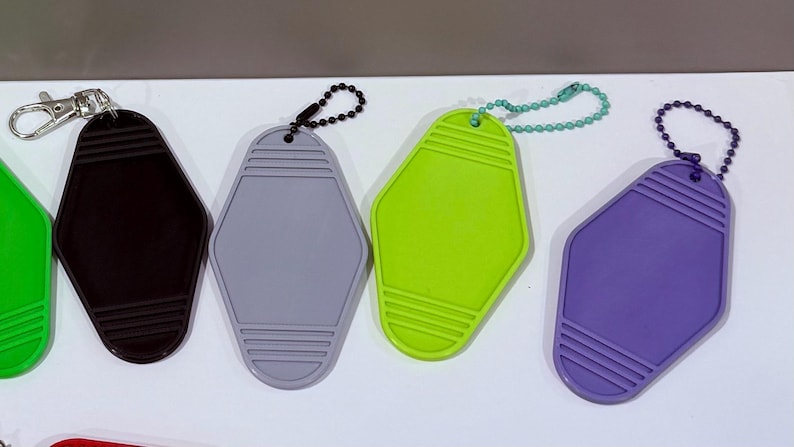 Retro Motel Keychain - Personalized 3D Printed Key Tag with UV Print Options - Custom Colors and Bulk Packs - 30+ Color Options imagen 13