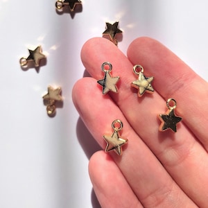 10 piezas de pequeños encantos de estrellas de latón, encantos de estrellas de oro, mini encantos de estrellas, encantos de estrellas diminutas, encantos de gotas de estrellas, encantos de collar de estrellas 11x9 mm