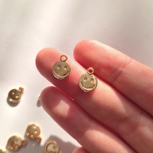 Mini Hollow Smile Brass Pendant, Tiny Smile Pendant, Smile Pendant, Face Charms, Gold Smile Pendant, Emoticon Face in Gold 10mm
