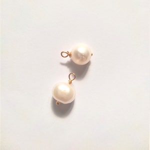 淡水パールチャーム、金メッキパールチャーム、パールペンダント、天然パールチャーム、フリーフォームパールペンダント 16 x 10 mm 1 個