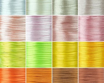 Puede incluir: Una colección de 10 carretes de cordón de algodón encerado en varios colores, incluyendo azul claro, blanco, rosa, amarillo, verde, naranja y marrón. El cordón está enrollado firmemente en cada carrete.