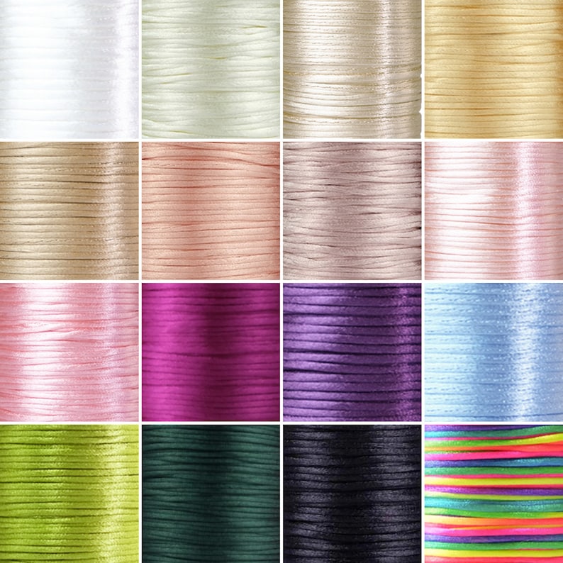 Puede incluir: Una colecci&oacute;n de 12 carretes de cord&oacute;n de algod&oacute;n encerado en varios colores, incluyendo blanco, crema, beige, rosa, morado, azul, verde, negro y arco&iacute;ris.
