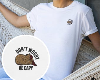 Koszulka z haftem Capybara - Don’t Worry Be Capy - Uroczy minimalistyczny wzór na klatce piersiowej