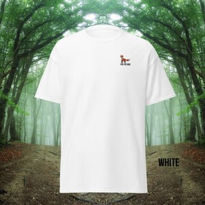 Puede incluir: Camiseta blanca con un peque&ntilde;o gr&aacute;fico de zorro y el texto "For You Same" impreso en la parte delantera.