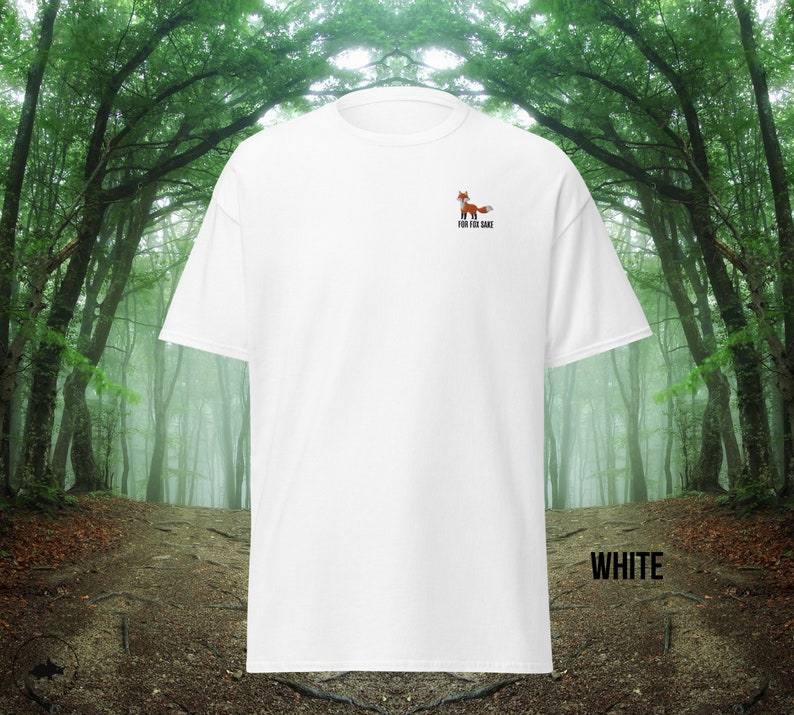 Puede incluir: Camiseta blanca con un peque&ntilde;o gr&aacute;fico de zorro y el texto "For You Same" impreso en la parte delantera.