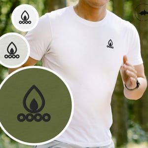 Könnte beinhalten: Weißes T-Shirt mit einem kleinen schwarzen Lagerfeuer-Logo auf der Brust. Das Bild zeigt drei kreisförmige Logo-Varianten und ein kleines Logo oben rechts. Das T-Shirt wird von einer Person getragen, die draußen läuft.