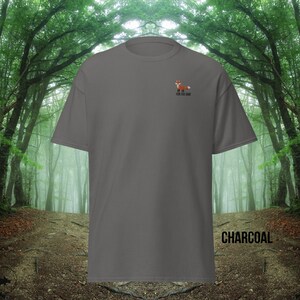 Puede incluir: Camiseta gris carb&oacute;n con un peque&ntilde;o zorro bordado y el texto "We are for the same" en el pecho izquierdo.