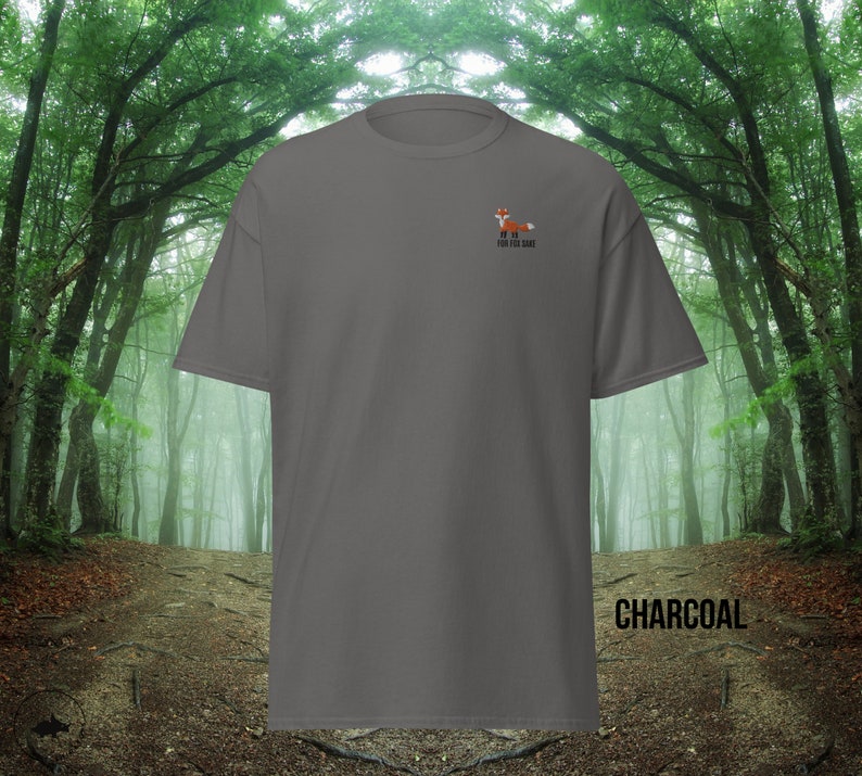 Puede incluir: Camiseta gris carb&oacute;n con un peque&ntilde;o zorro bordado y el texto "We are for the same" en el pecho izquierdo.