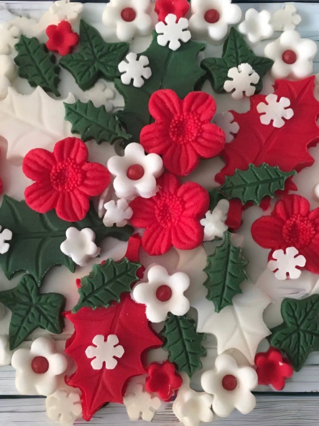 EDIBLE CHRISTMAS FLOWERS Cake Decorations Fondant Cupcake Toppers Holly Ivy, Red White Green