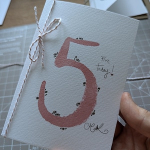 Aquarelle faite main pour le cinquième anniversaire - (5e) disponible en rose foncé et vert sauge