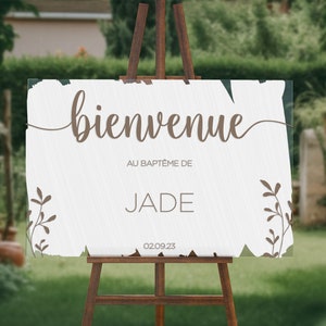 Może przedstawiać: Biały znak powitalny z brązową kaligrafią, na którym widnieje napis "bienvenue au baptême de JADE 02.09.23". Znak ma brązowe akwarelowe tło z brązowymi, liściastymi gałęziami po obu stronach.