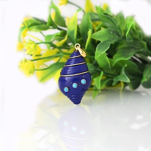 Colgante de concha turquesa en oro de 14 quilates con diseño de espiral tallada