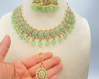 Lichtmuntgroene Indiase choker met bijpassende oorbellen en maang tikka