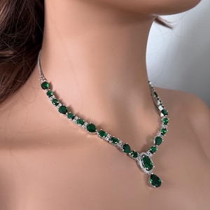 Smaragdgrüne einfache und dünne amerikanische Diamanthalskette / Saari-Schmuck / grüne Ohrringe / grüne Halskette