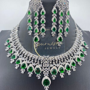 Collana e orecchini con zirconi cubici verde smeraldo: set di gioielli da sposa