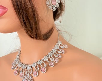 Conjunto de colar e brincos combinando em diamante americano rosa menta, joias com zircônias.