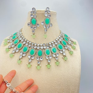 Parure de collier de perles de monalisa vert menthe, boucles d'oreilles assorties et maang tikka