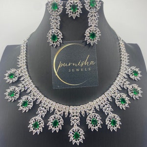 Set di collana con zirconi cubici e smeraldo: gioielli da sposa indiani