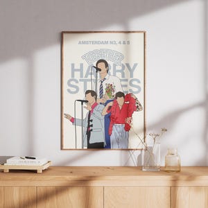 Peut inclure: Une affiche murale rectangulaire présentant une illustration stylisée de Harry Styles dans trois tenues différentes, dont une chemise rouge avec un boa en plumes. Le texte indique AMSTERDAM N3, 4 & 5, TOGETHER et HARRY STYLES en bleu et blanc.