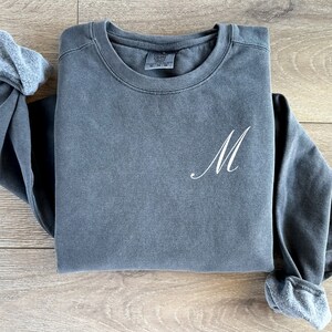 Sudadera personalizada con inicial M Comfort Colors, suéter de manga larga con cuello redondo y letra M, regalo personalizado para mamá, papá, hombre, mujer, él o ella