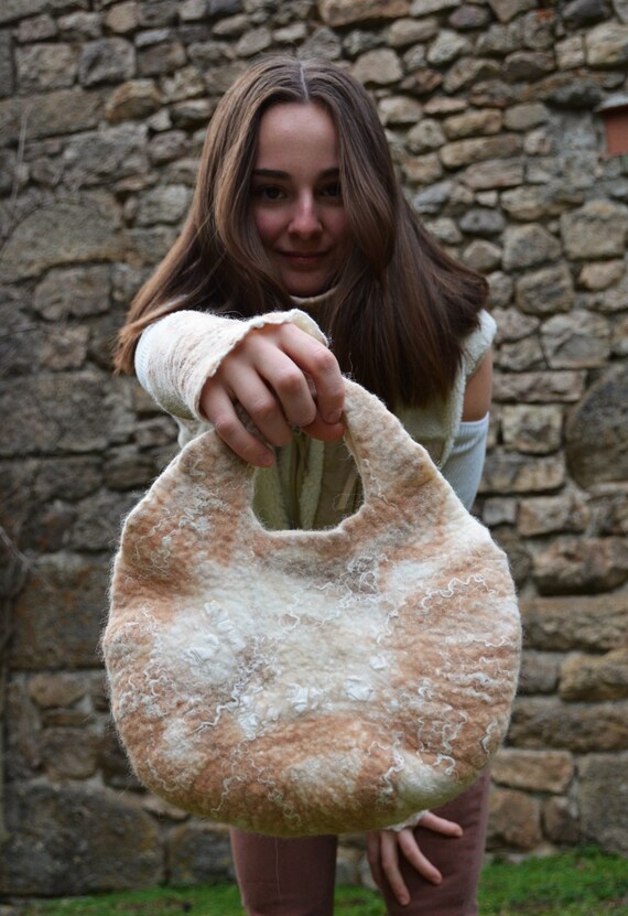 Borsa da donna in lana merino, seta e lino infeltrita a mano