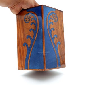 Handgemachte Palisander Urne: Maori Floral Epoxy Resin Inlay