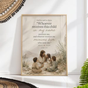 Könnte beinhalten: Gerahmter Kunstdruck mit einer Aquarellillustration von Jesus und drei Kindern. Der Druck enthält den Text von Lukas 9:48 in einer weichen, neutralen Farbpalette. Das Kunstwerk wird in einem hellen Holzrahmen präsentiert.