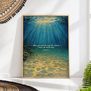 Könnte beinhalten: Ein gerahmter Druck mit einer blauen und gelben Unterwasser-Szene. Der Druck zeigt den Text "when you pass through the waters I WILL BE WITH YOU ISAIAH 43:2".