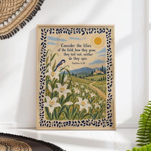 Può includere: Una stampa artistica da parete rettangolare che raffigura un campo di gigli bianchi, un piccolo uccello blu e un edificio in lontananza sotto un sole giallo. Il testo recita: Consider the lilies of the field, how they grow; they toil not, neither do they spin. Matthew 6:28.