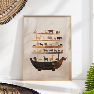 Può includere: Una stampa incorniciata di un'illustrazione ad acquerello di una barca piena di animali. La barca è marrone e ha uno sfondo marrone chiaro. Gli animali sono tutti di colori diversi e sono disposti in file sulla barca. La stampa è in una cornice di legno chiaro.