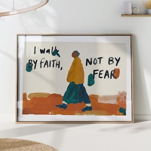 Può includere: Stampa artistica incorniciata con la scritta "I walk by faith, not by fear". L'opera raffigura una persona che cammina, resa con pennellate audaci di giallo, verde acqua e blu su sfondo crema. La cornice è di colore legno chiaro.