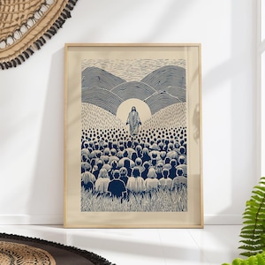 Könnte beinhalten: Ein gerahmter Kunstdruck mit einer dunkelblauen Tuscheillustration auf cremefarbenem Hintergrund. Das Bild zeigt eine zentrale Figur, die vor einer großen Menschenmenge auf einem grasbewachsenen Feld steht, mit Hügeln und einer Sonne im Hintergrund.