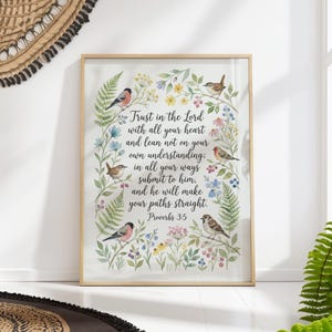 Può includere: Stampa artistica incorniciata con un design ad acquerello con uccelli, fiori e foglie. Il testo recita: "Confida nel Signore con tutto il tuo cuore e non affidarti alla tua intelligenza; in tutte le tue vie riconoscilo, ed egli raddrizzerà i tuoi sentieri. Proverbi 3:5."