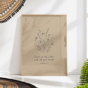 Könnte beinhalten: Gerahmter Kunstdruck mit einer floralen Strichzeichnung in Brauntönen auf beigem Hintergrund. Der Text "Trust in the LORD with all your heart Proverbs 3:5" befindet sich darunter. Der Rahmen ist helles Holz.
