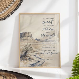 Può includere: Una stampa artistica da parete rettangolare che raffigura un paesaggio desertico con una mesa e un piccolo arbusto. Il testo recita: But they that wait upon the Lord shall renew their strength; they shall mount up with wings as eagles; they shall run, and not be weary; and they shall walk, and not faint. Isaiah 40:31.