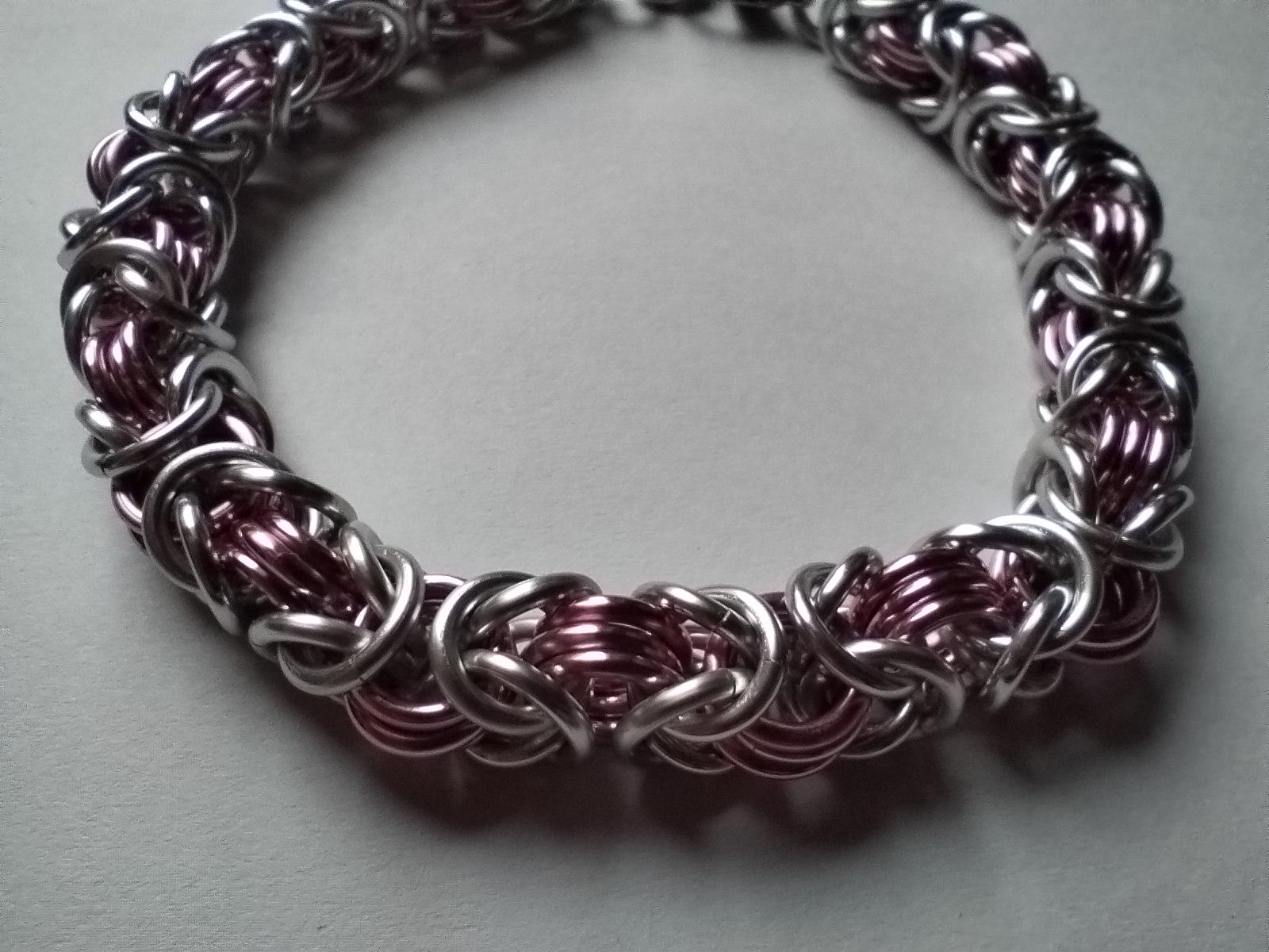 陽極酸化アルミニウムのビザンチンブレスレット：ピンク＆シルバーの