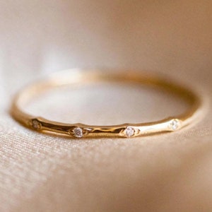 14K Gold Zierliche Stapelbar dünne Bandring, 14K Gelbgold Zarte Ehering Band, einfache elegante Stapelring, Valentinas Geschenk für Sie