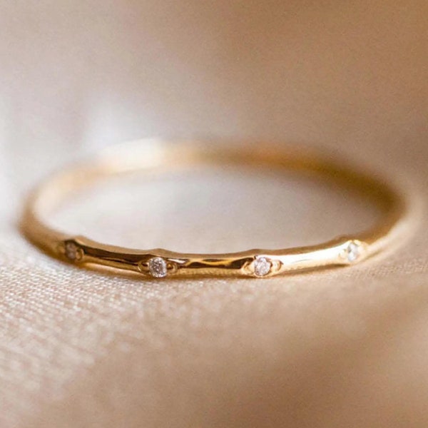 14K guld elegant stapelbar tunn bandring, 14K gult guld delikat vigselring, enkel elegant stapelring, Valentinas present till henne