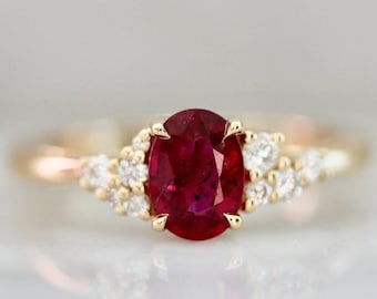 Anillo de apilamiento de rubí de corte ovalado delicado Anillo minimalista de oro amarillo de 18 k Anillo de rubí simple Anillo fino de plata de ley, regalo de anillo delicado para amante