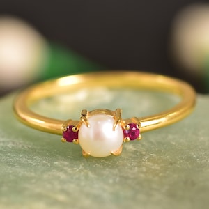 Anillo de bodas de perla y rubí para mujer, anillo de perla a juego de oro rosa, anillo de novia minimalista, delicado y delicado, anillo Art Deco hecho a mano