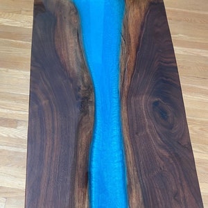 ライブエッジエポキシテーブル、ミドル/ダイニングエポキシテーブル、ウォールナットエポキシテーブル